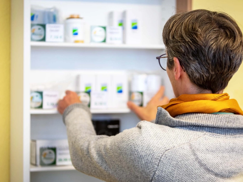 Daniela Ohm vor der Wand mit Pflegeprodukten