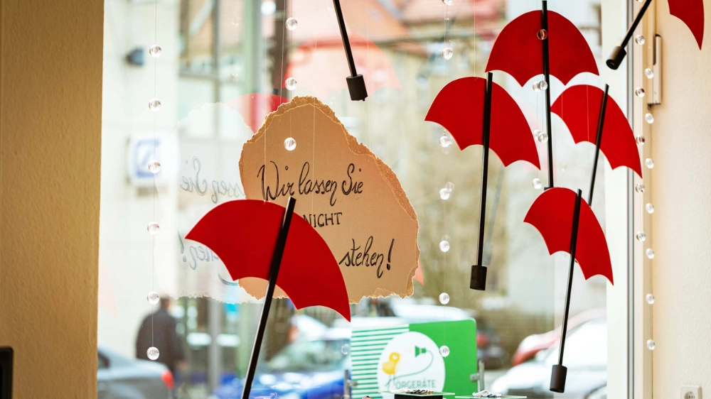 Schaufenster-Dekoration Hörakustiker Hörgeräte Ohm in Berlin-Adlershof