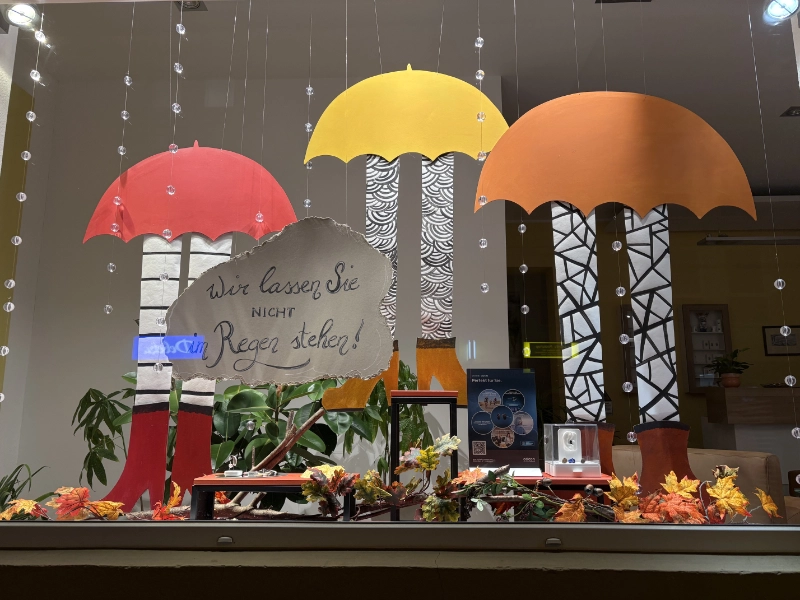 Herbst-Schaufensterdekoration von Hörgeräte Ohm Berlin-Adlershof